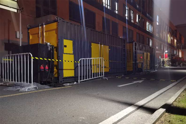 安龙柴油发电机组的输出电压是如何调节的？